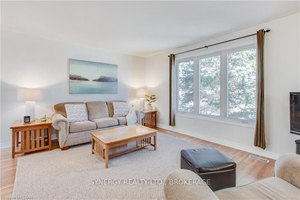 252 QUEEN Street photo 5
