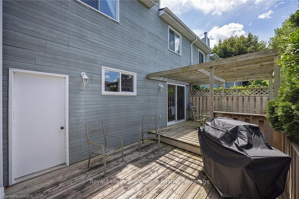836 LITTLESTONE Crescent photo 25