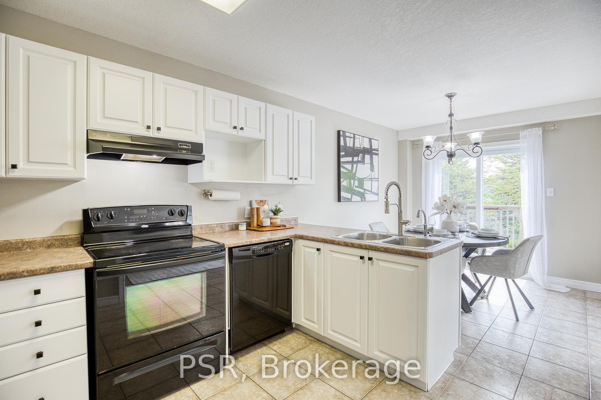 657A Royal Fern Street photo 3
