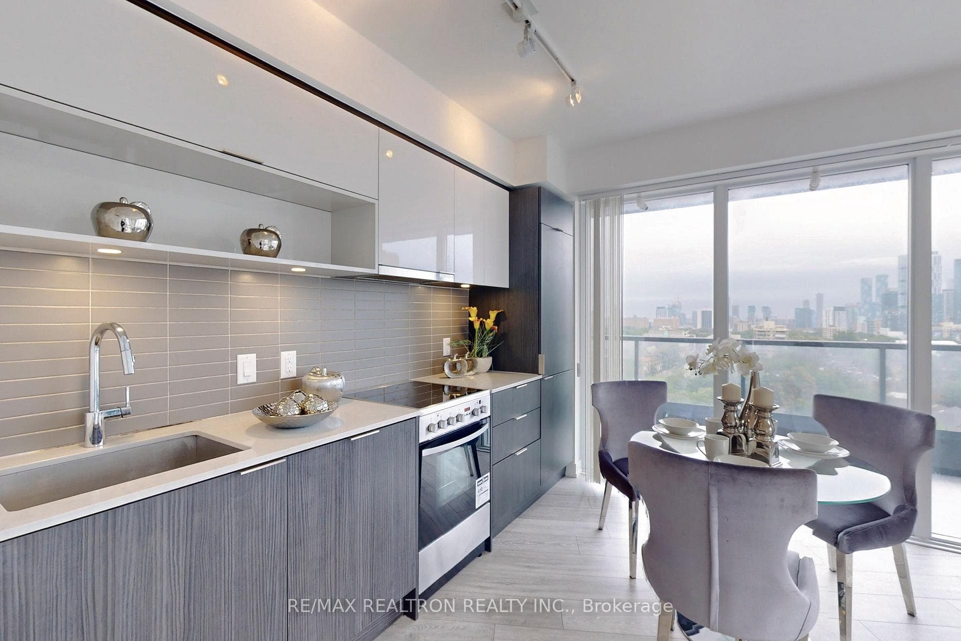 159 Wellesley Street Unit 908 photo 13