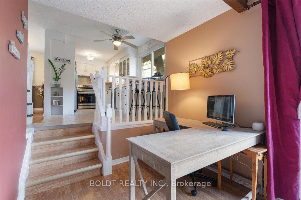 37 Lakebreeze Crescent photo 13