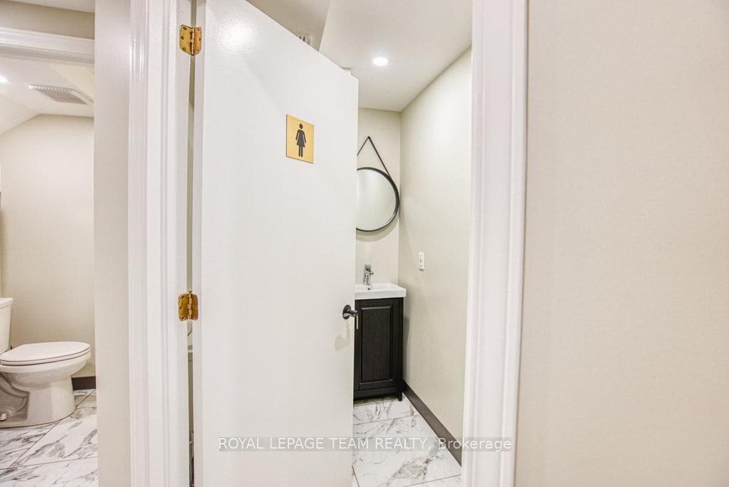 84 Centrepointe Drive photo 29