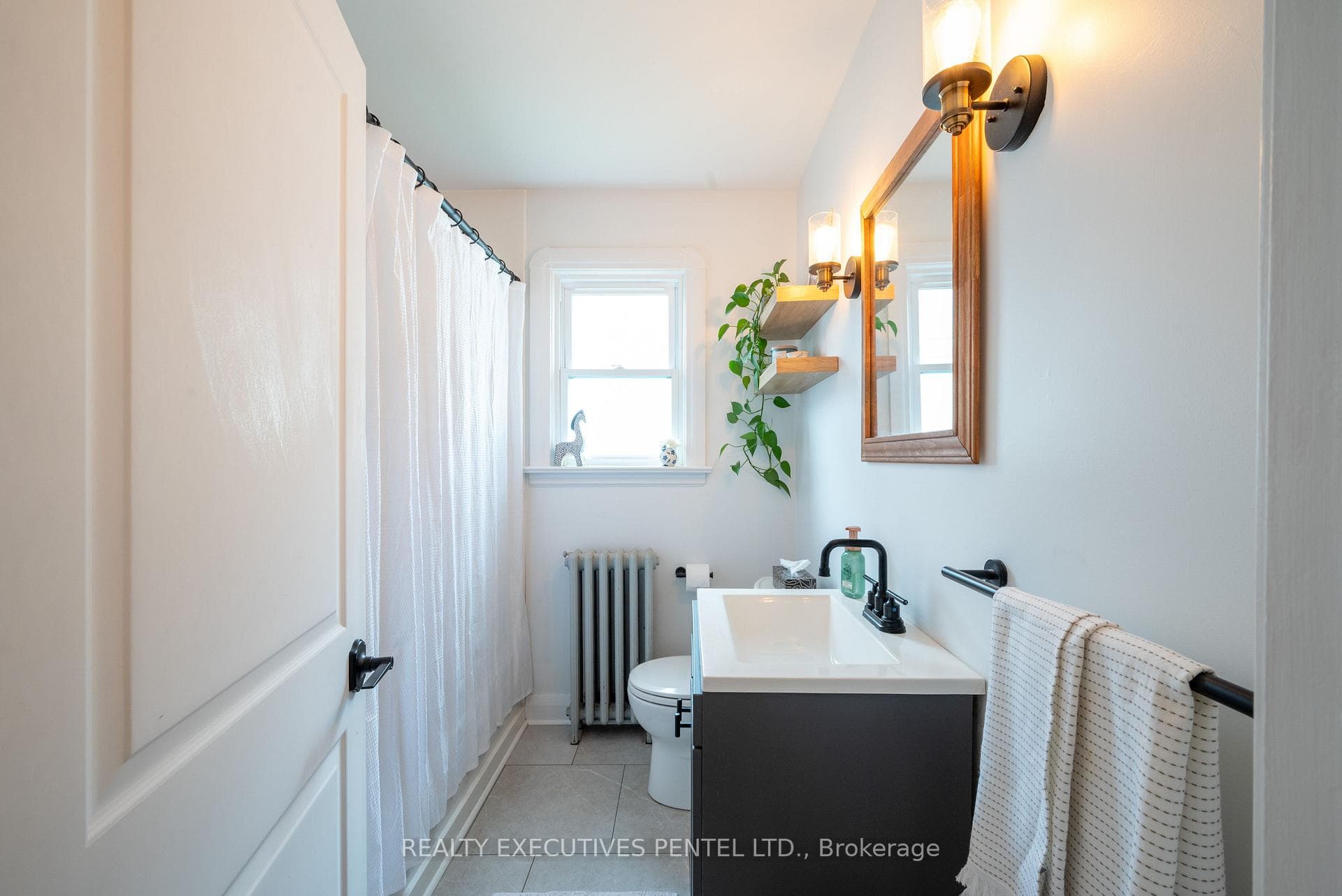 142 University Avenue photo 25