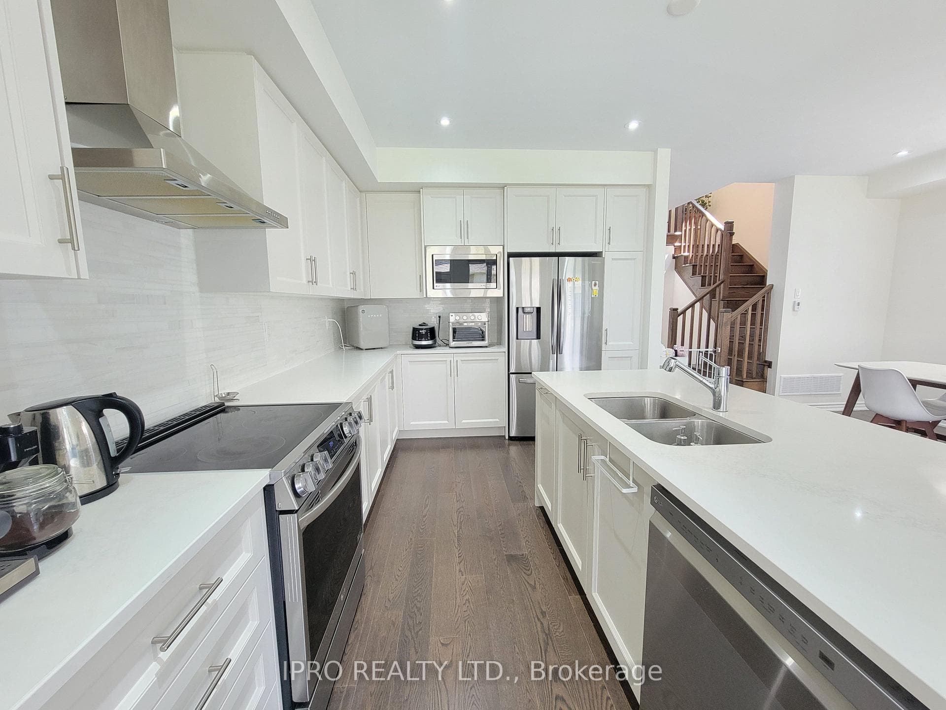 471 Bergamot Avenue photo 10
