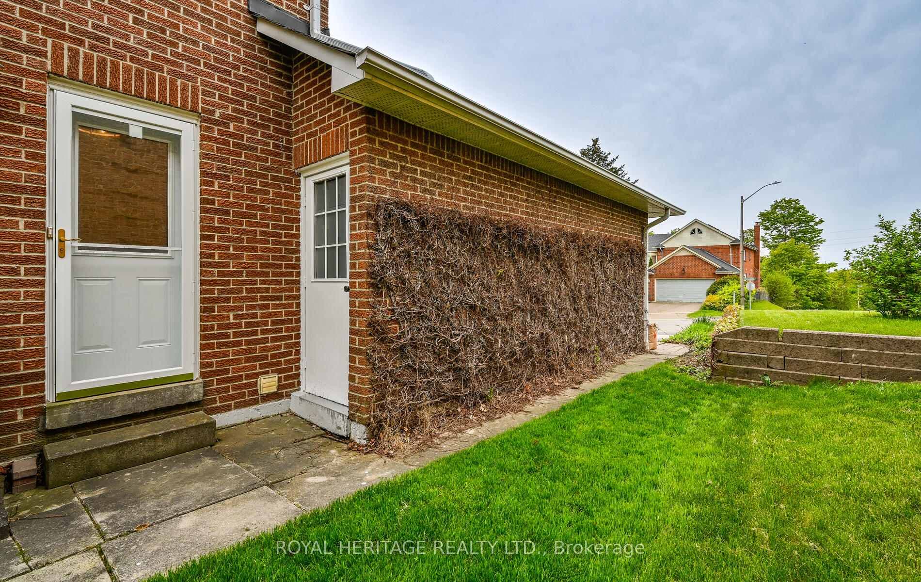 446 Broadgreen Street photo 35