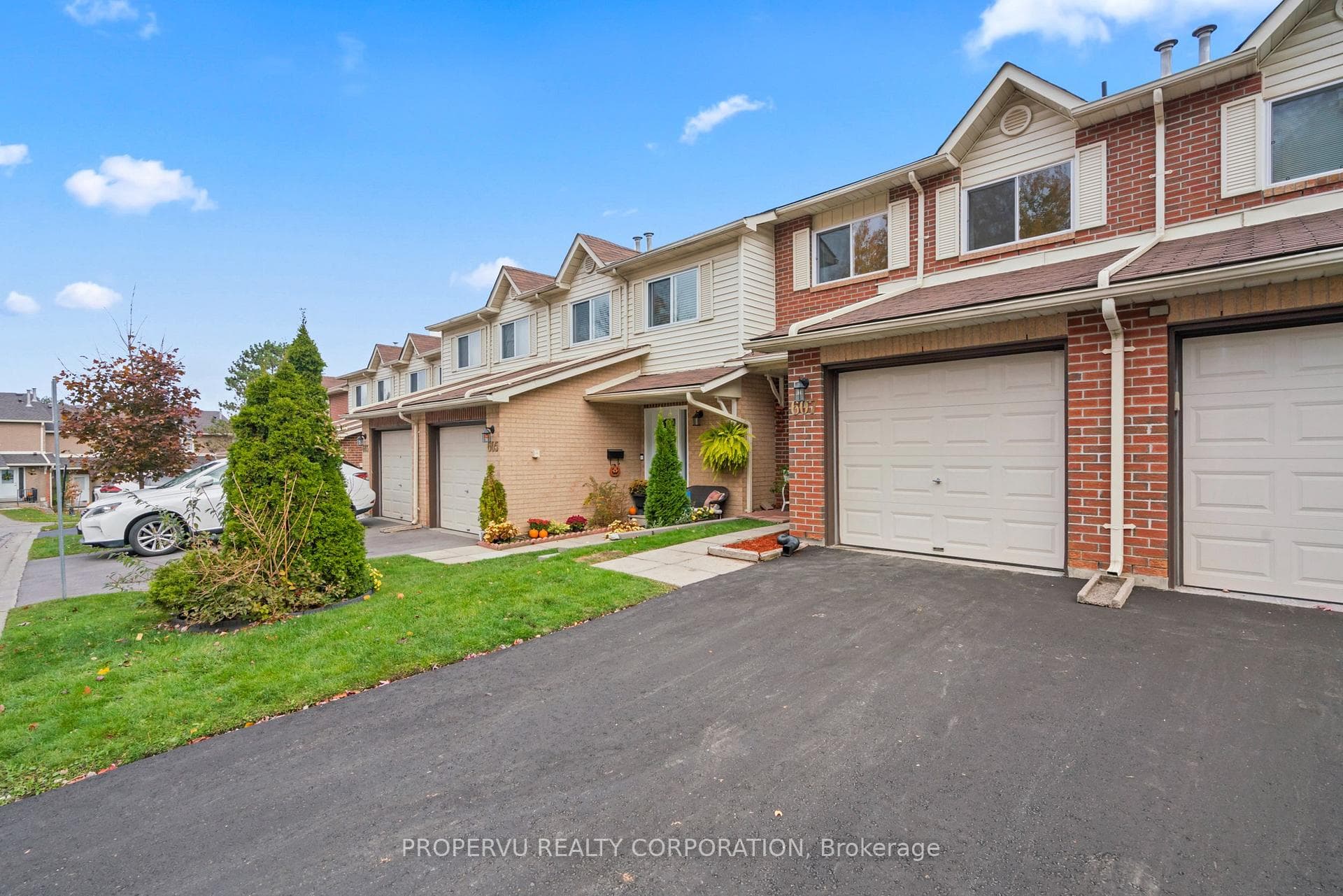 607 Gibney Crescent photo 2