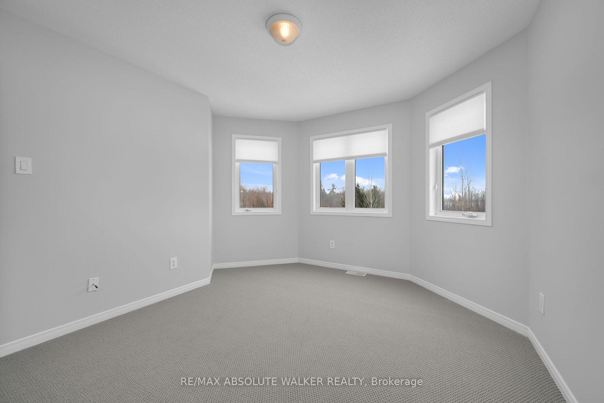 2351 Glandriel Crescent photo 32