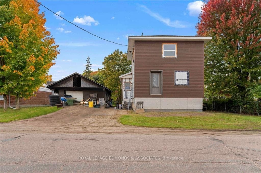 668 MARY Street photo 1
