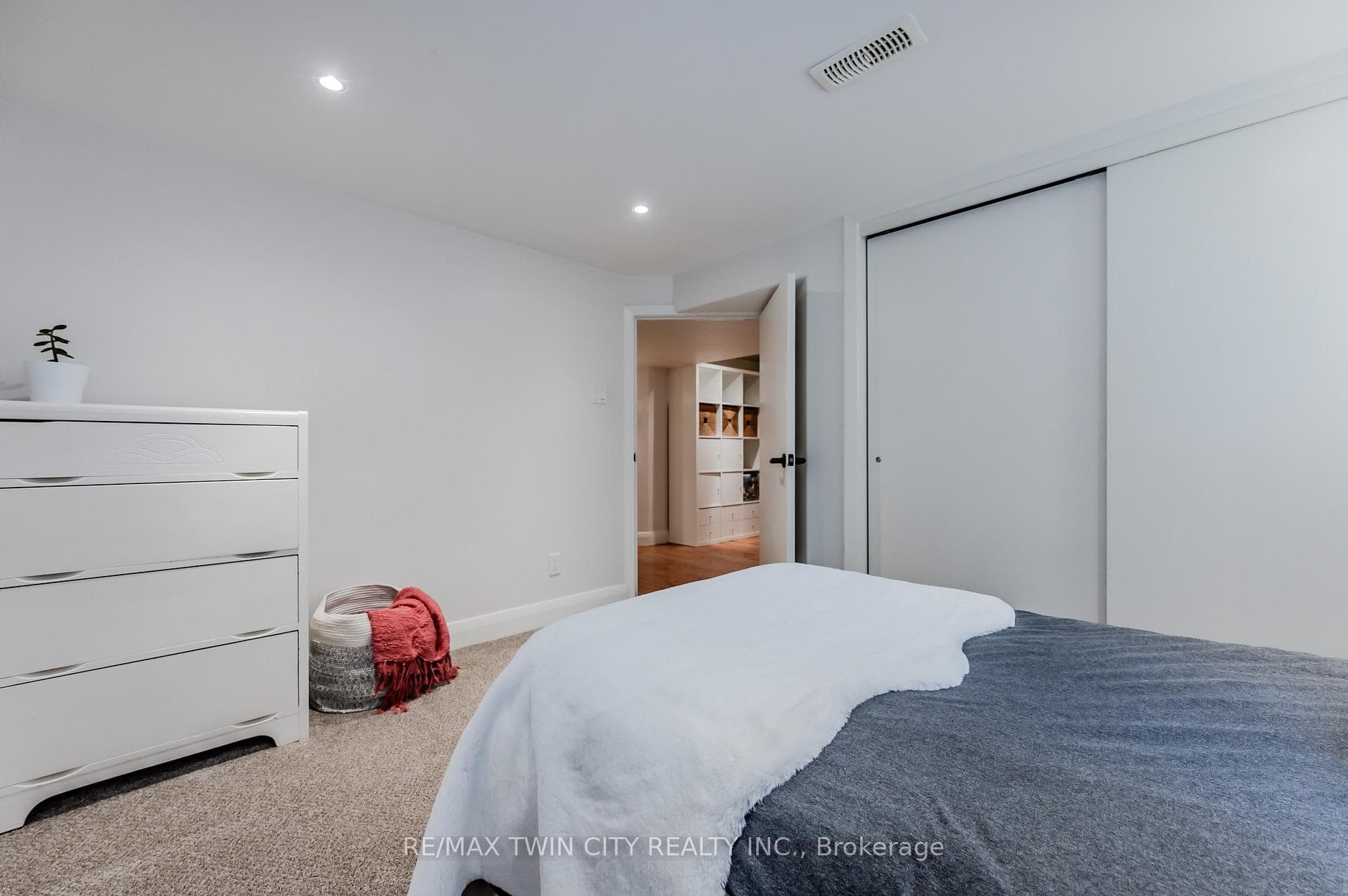 166 Lucan Avenue photo 24