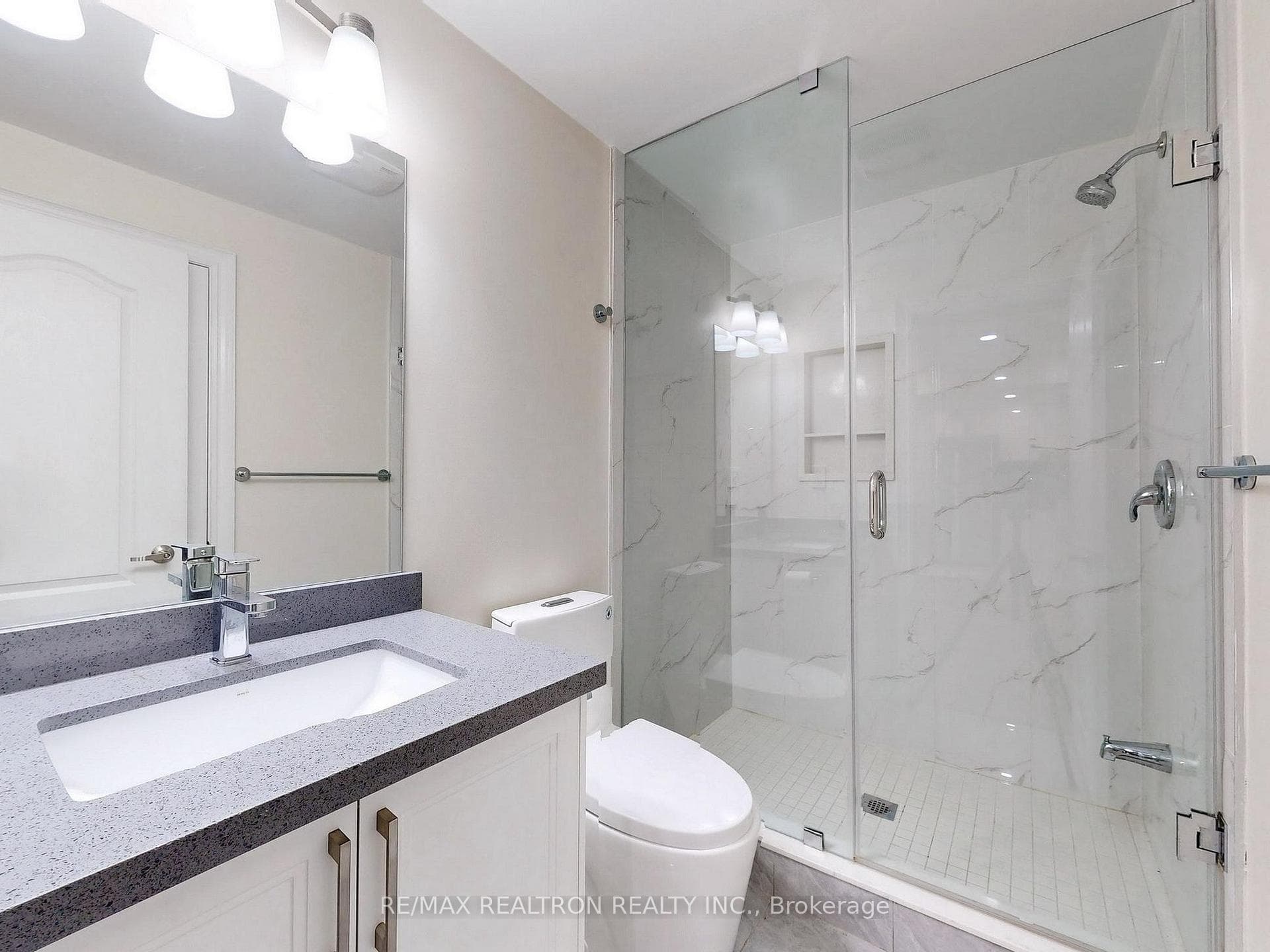 1605 Seguin Square photo 37
