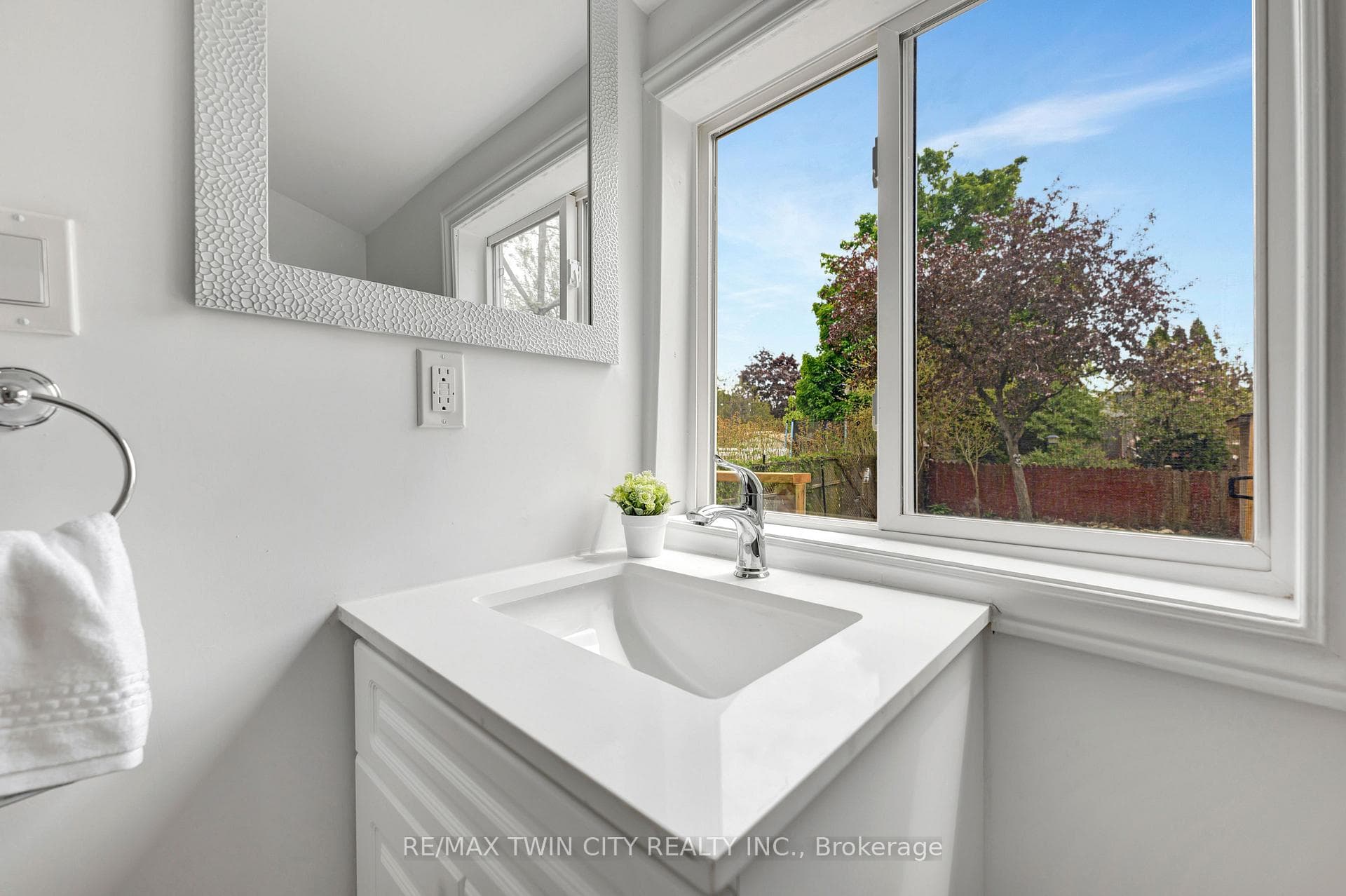 321 Sheridan Street photo 29