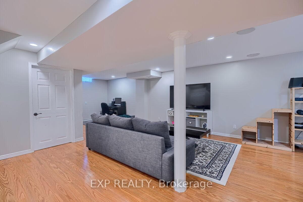 567 Eliza Crescent photo 26