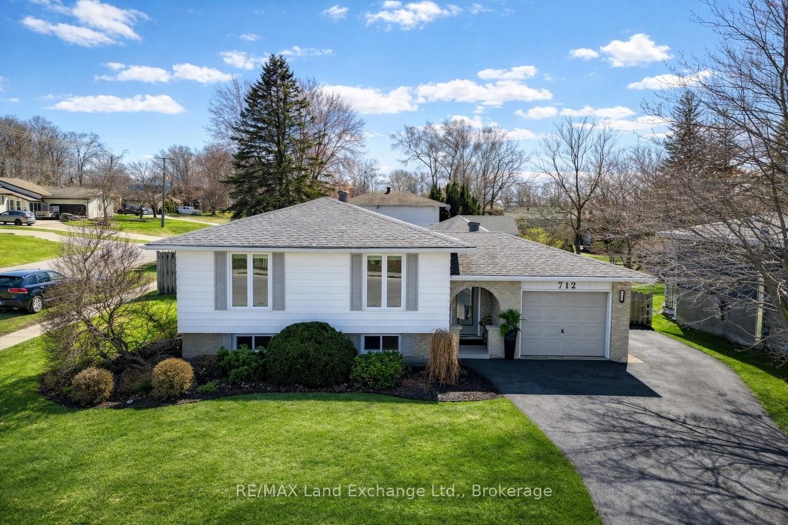 1283 Sqft 3 Level Side split