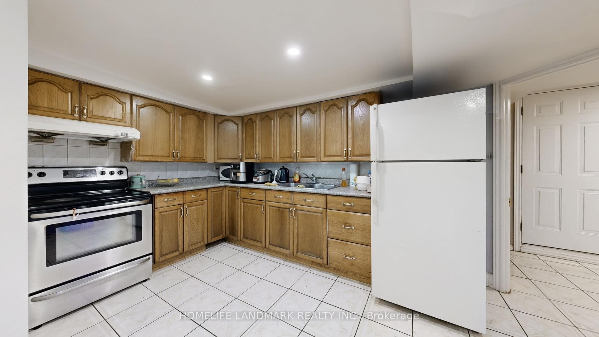 121 Digby Crescent photo 45