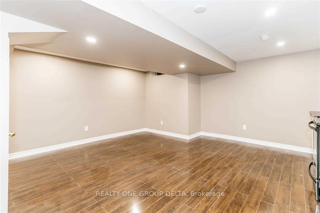 8 Charlemagne Avenue Unit Lower photo 9