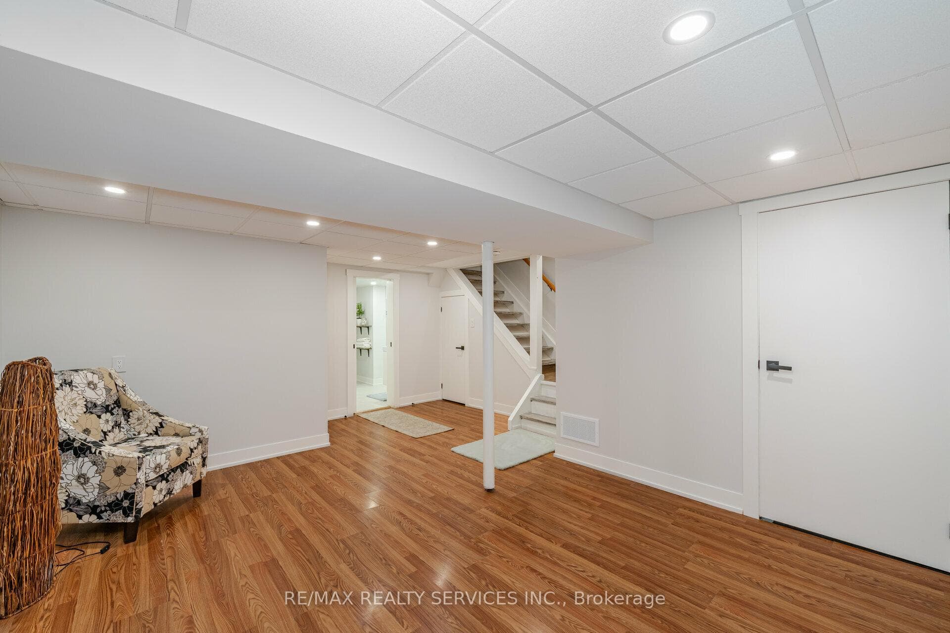 21 Courtleigh Square photo 30