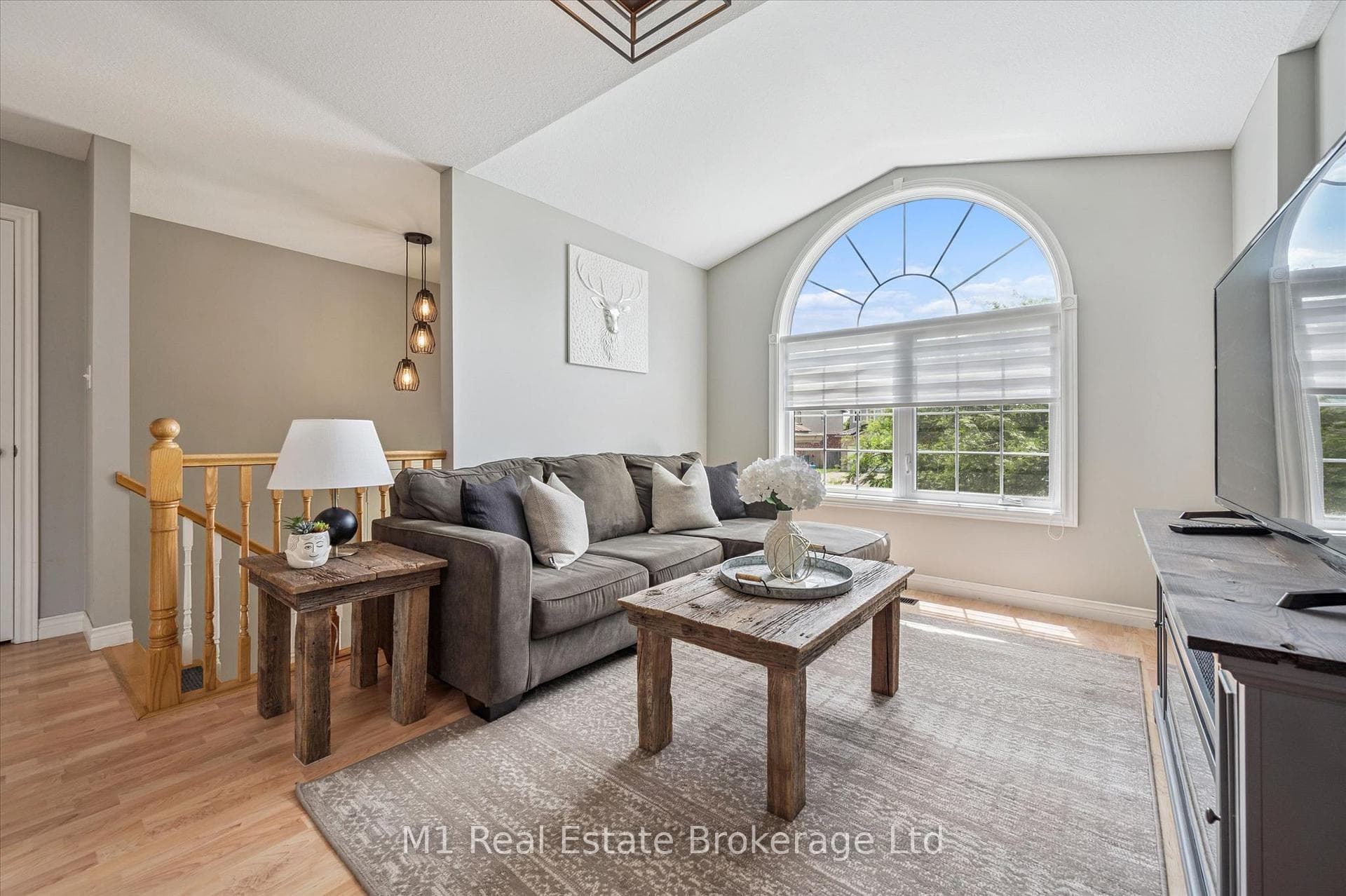 584 Mctavish Street photo 8