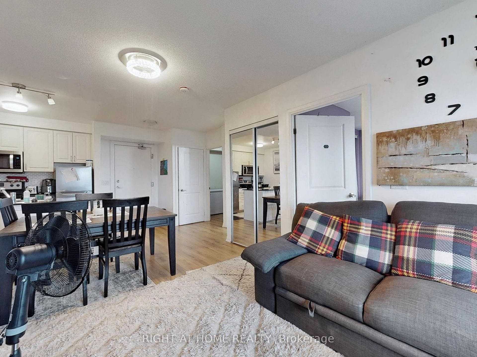 741 Sheppard Avenue Unit 610 photo 12