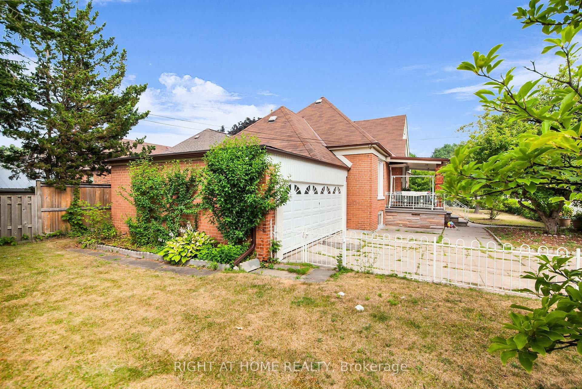 344 Linsmore Crescent photo 8