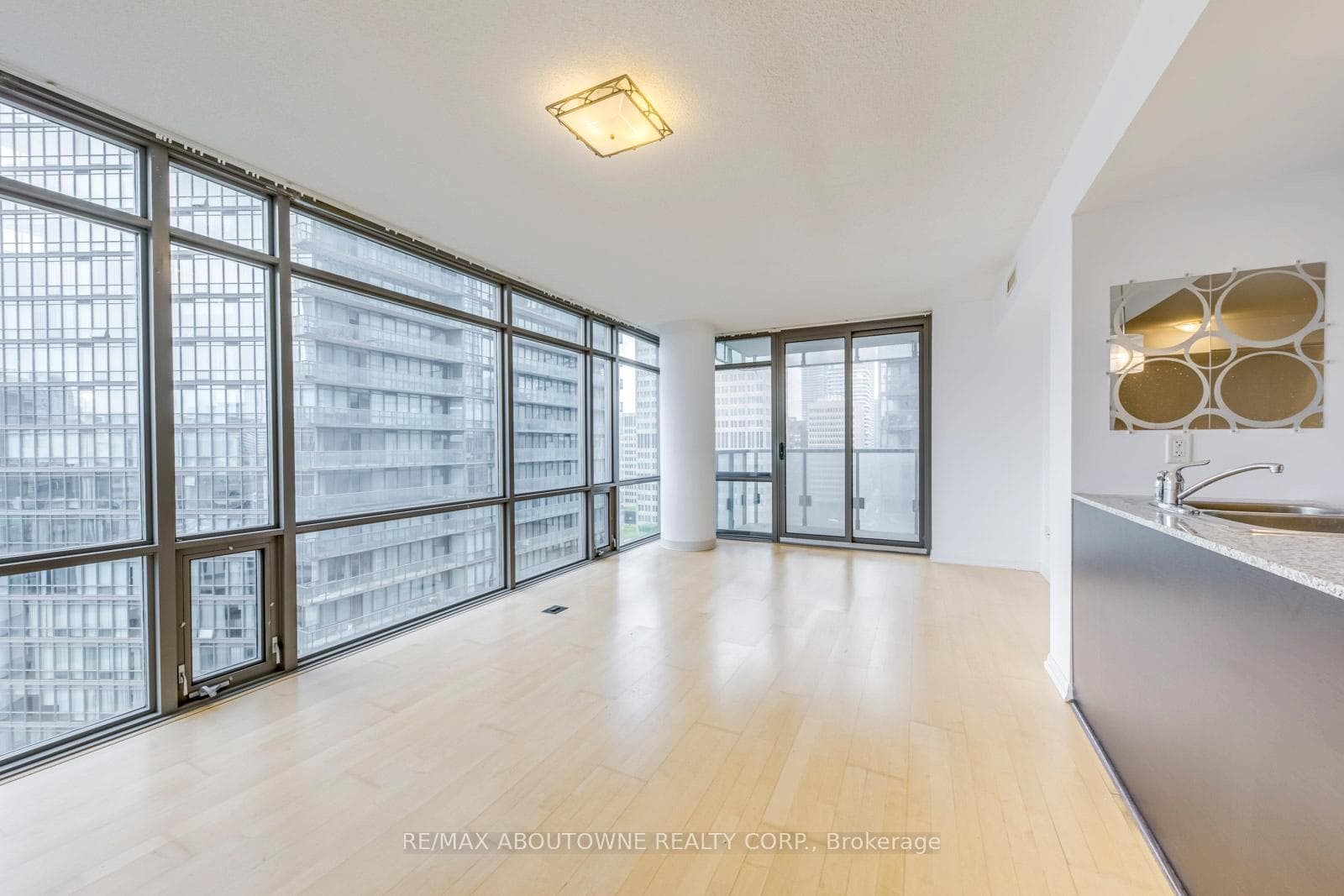 38 Grenville Street Unit 1502 photo 10