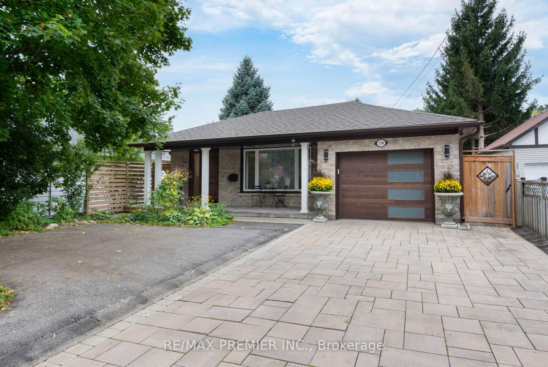 110 Clarence Street photo 1