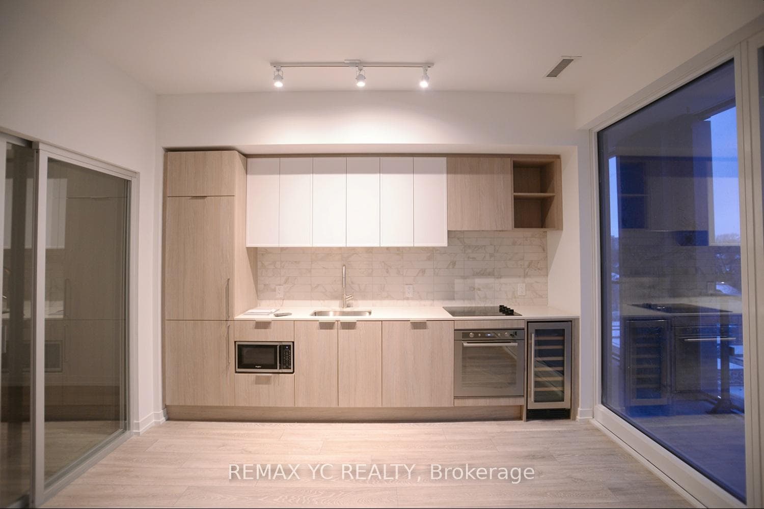 2020 Bathurst Street Unit 721 photo 2