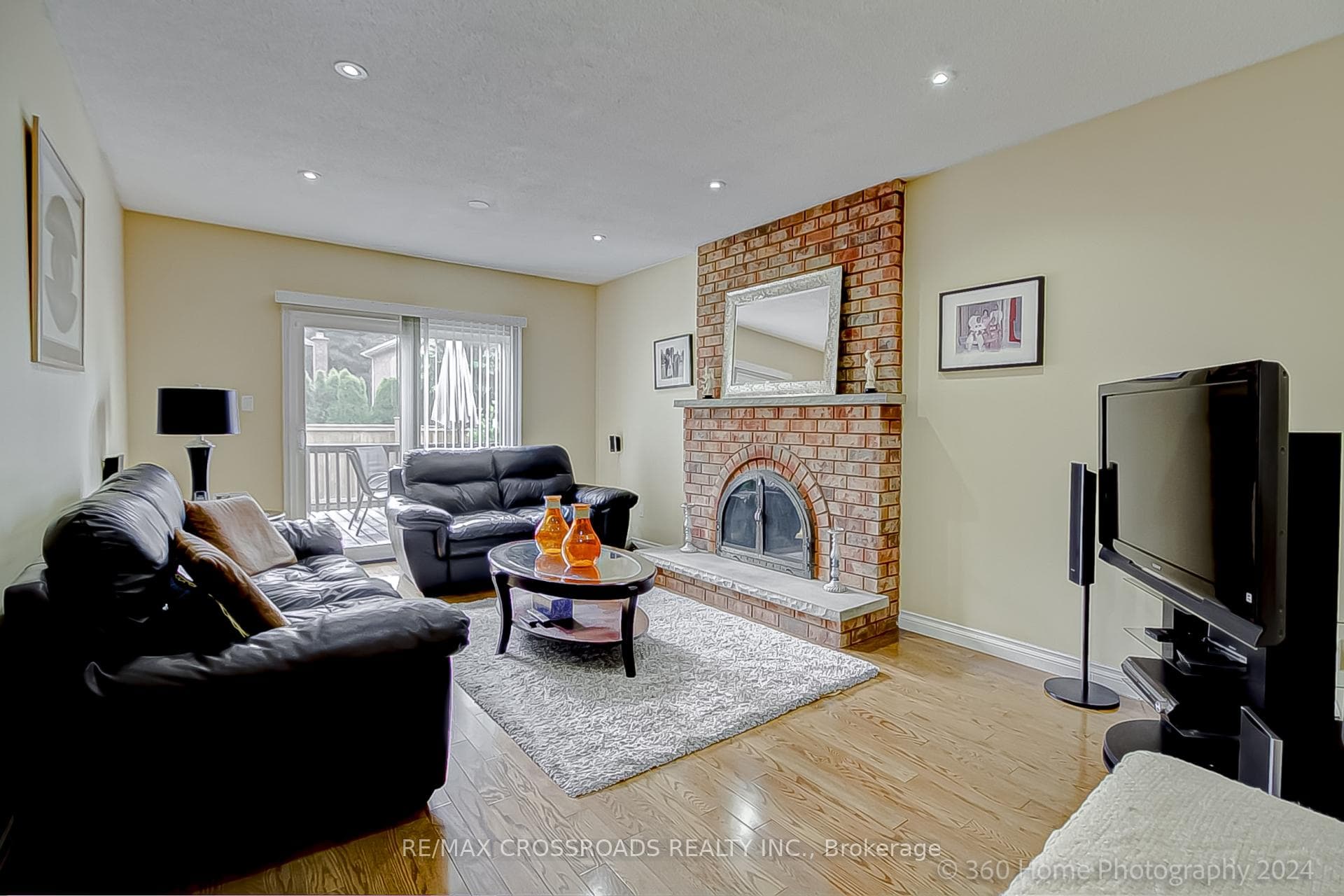 Sunken Family Rm w/fireplace