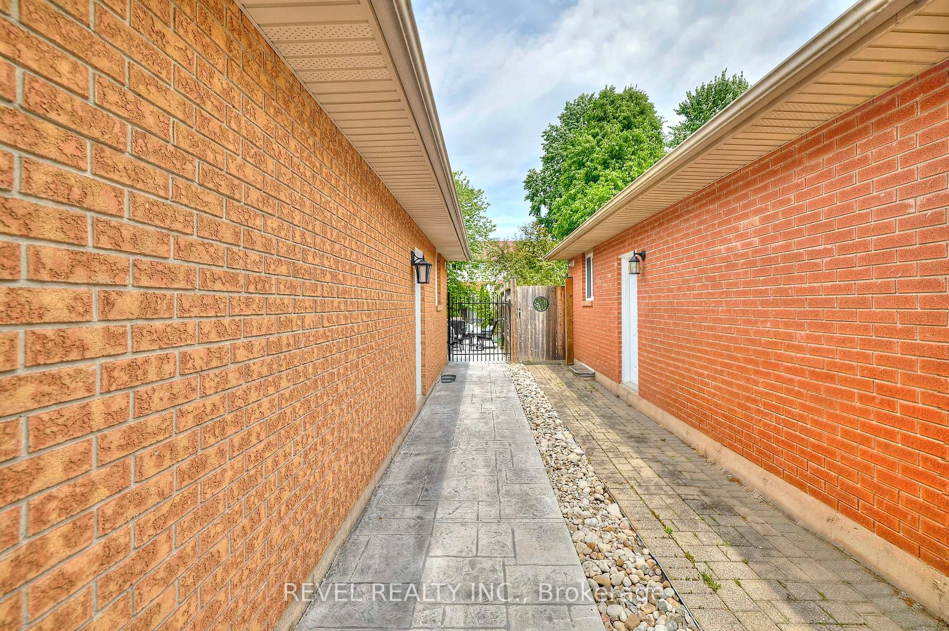 313 Beckett Crescent photo 32