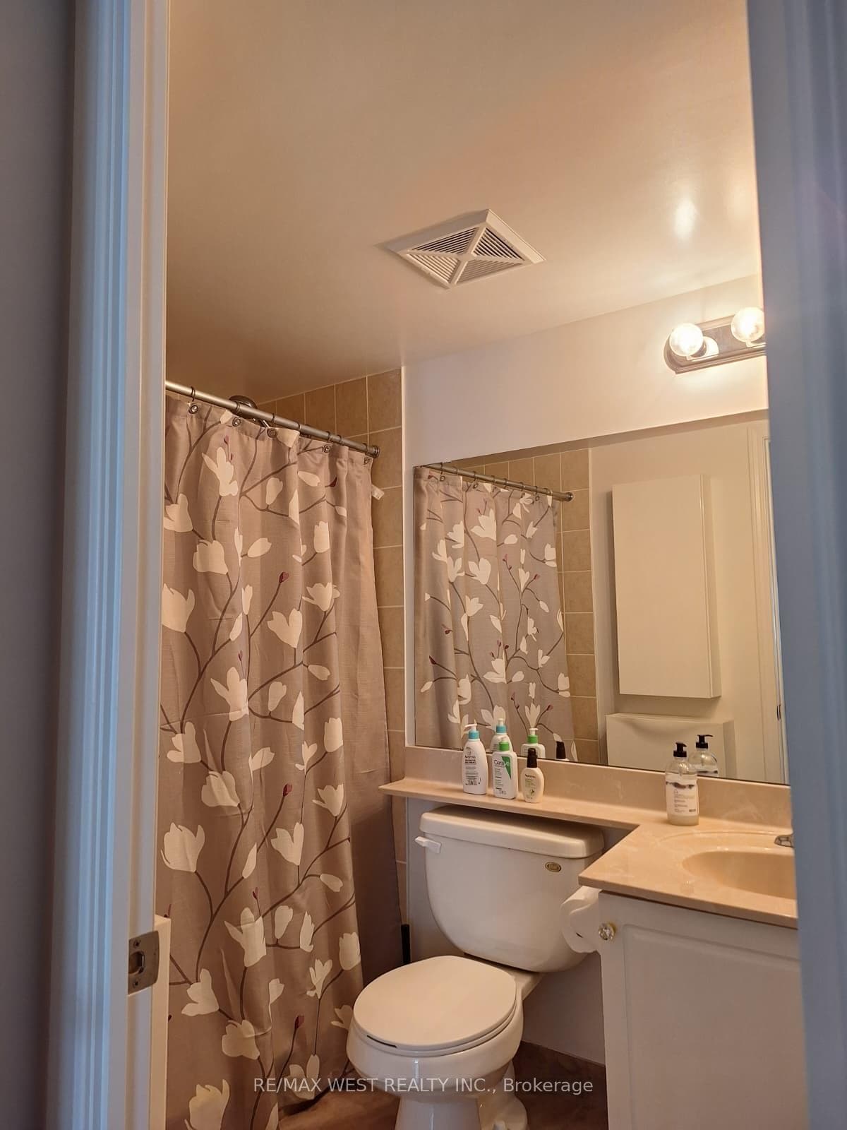 350 Red Maple Road Unit 814 photo 23