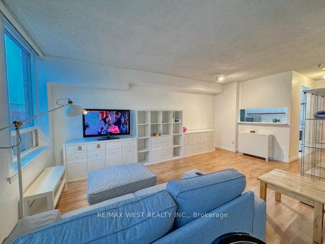 633 Bay Street Unit 1822 photo 21