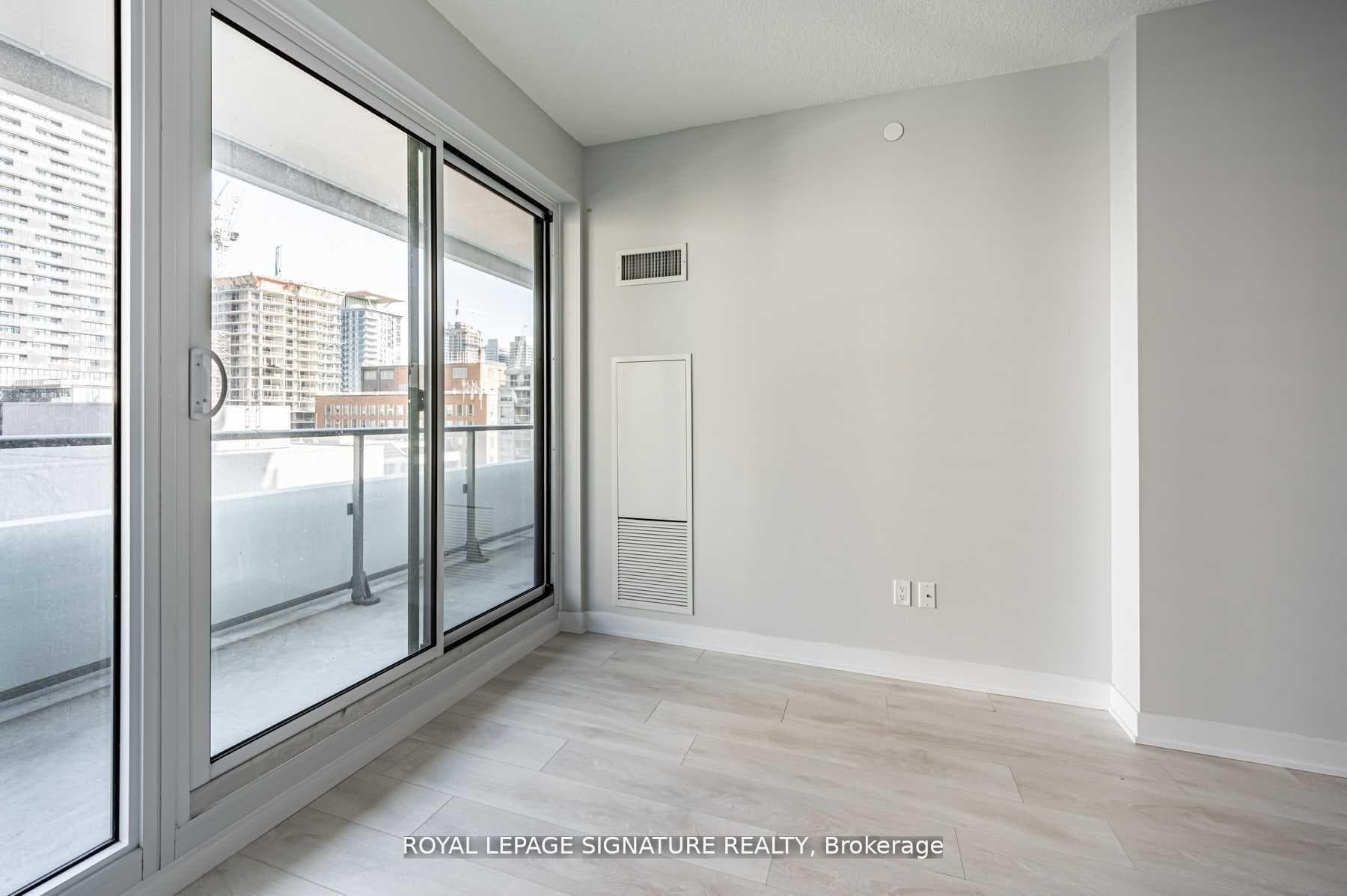 2221 Yonge Street Unit 1410 photo 5