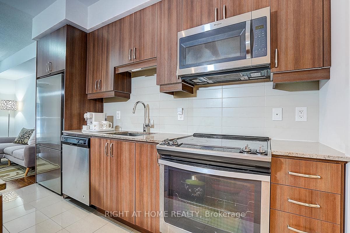 9201 YONGE Street Unit 205 photo 8