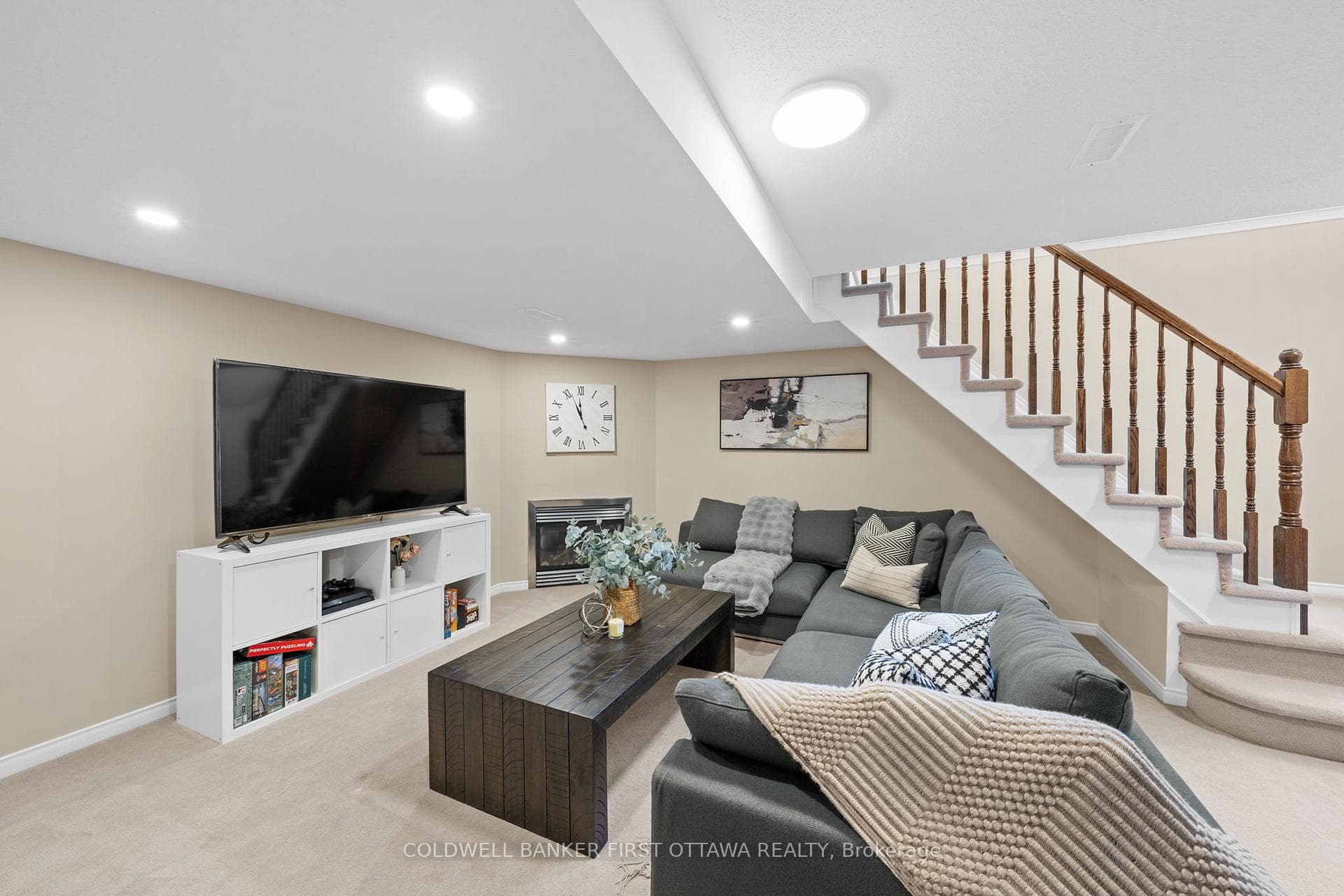 575 ASHBOURNE Crescent photo 23