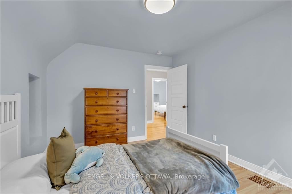 578 COURTENAY Avenue photo 22