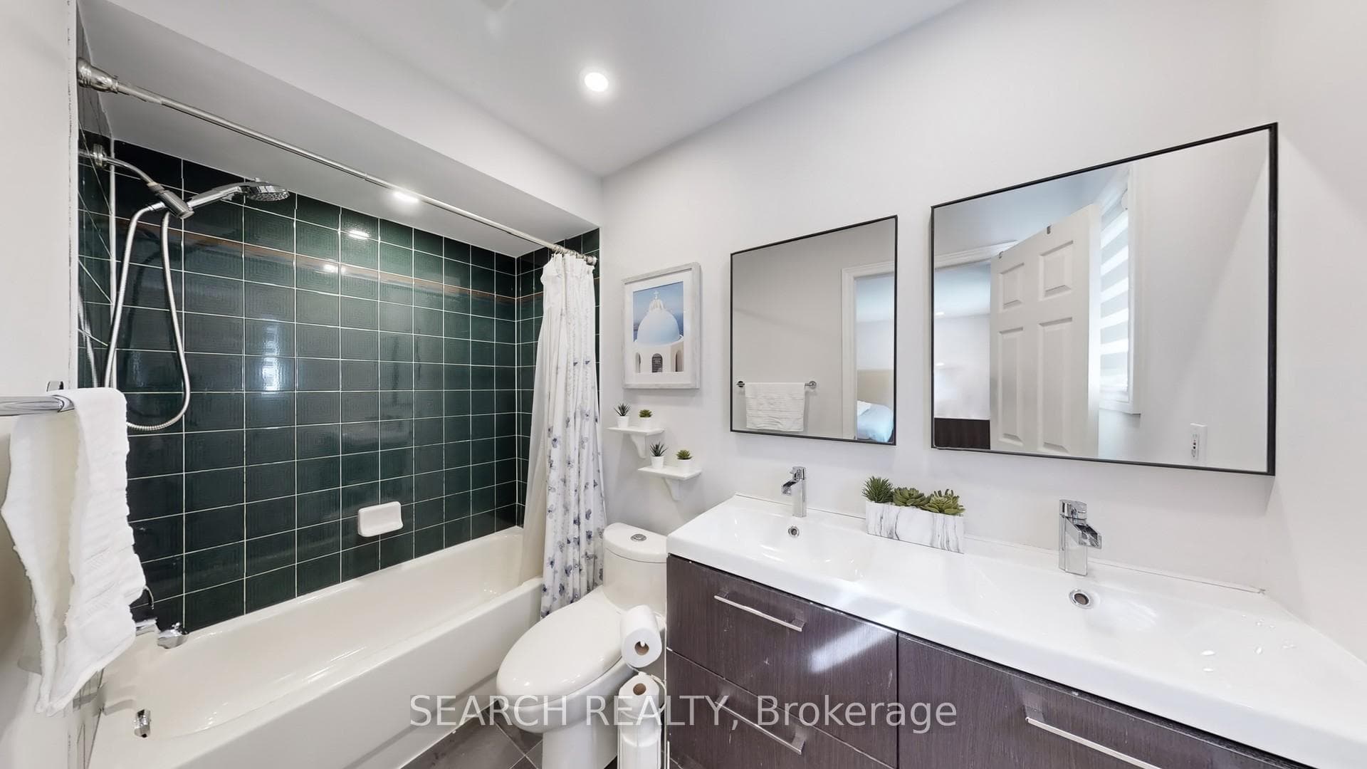 1075 Corrie Street photo 20