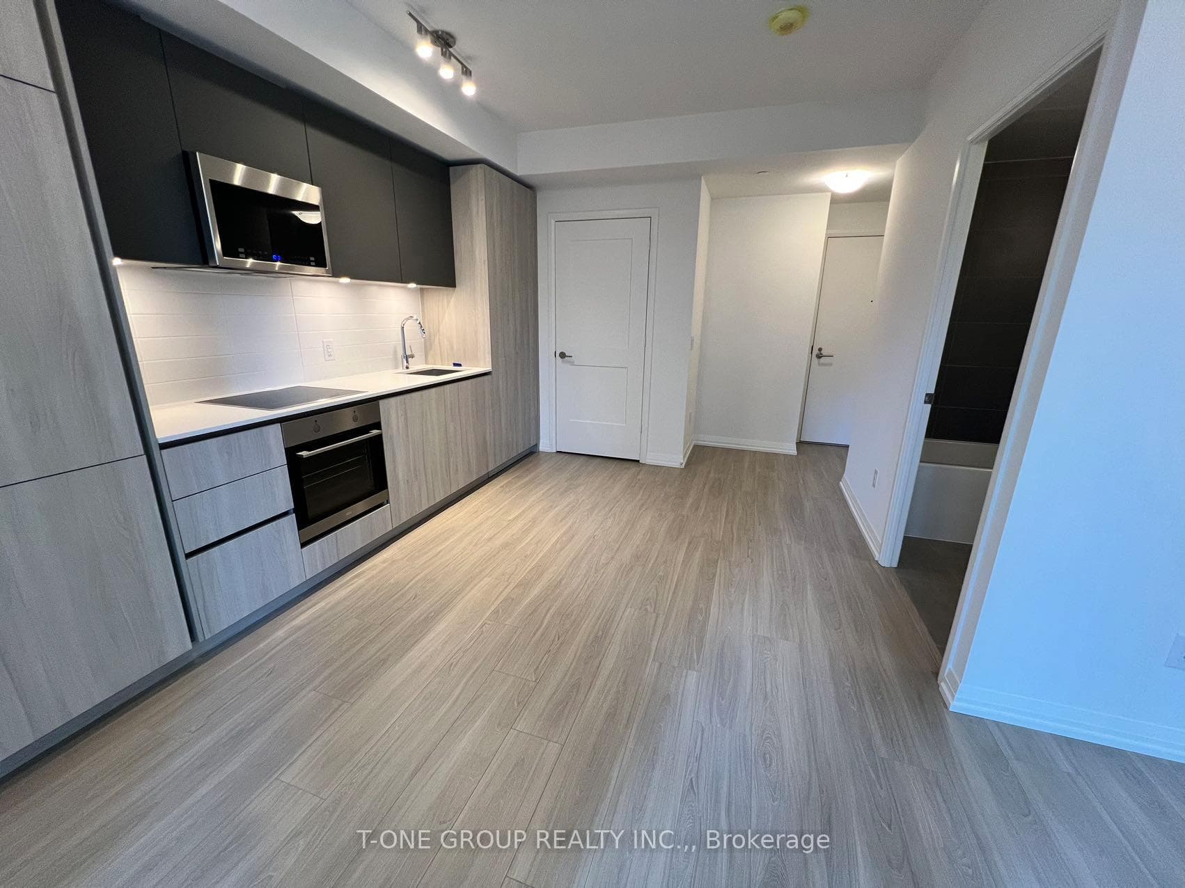 8 Widmer Street Unit 707 photo 2