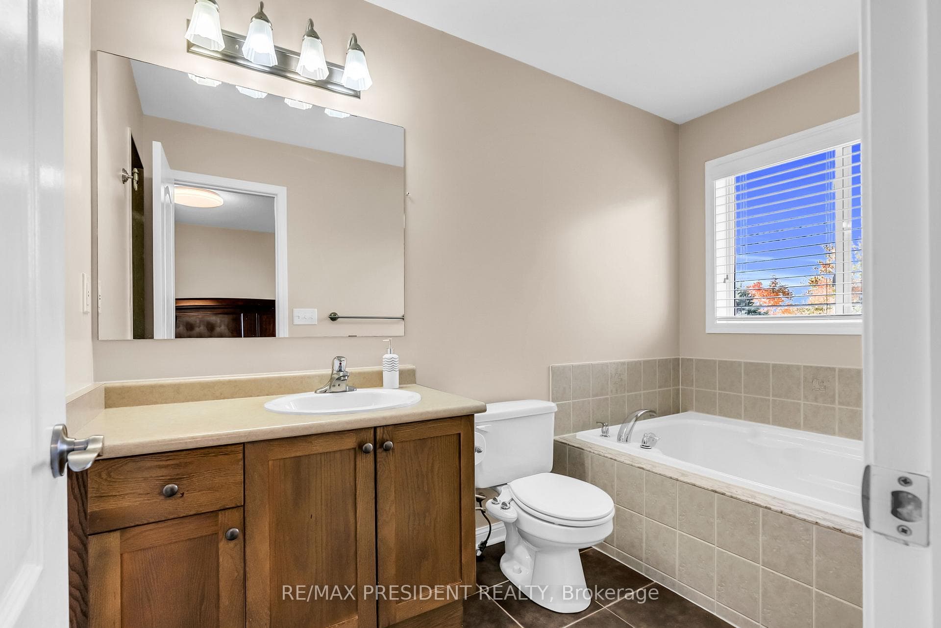 82 TARQUINI Crescent photo 27