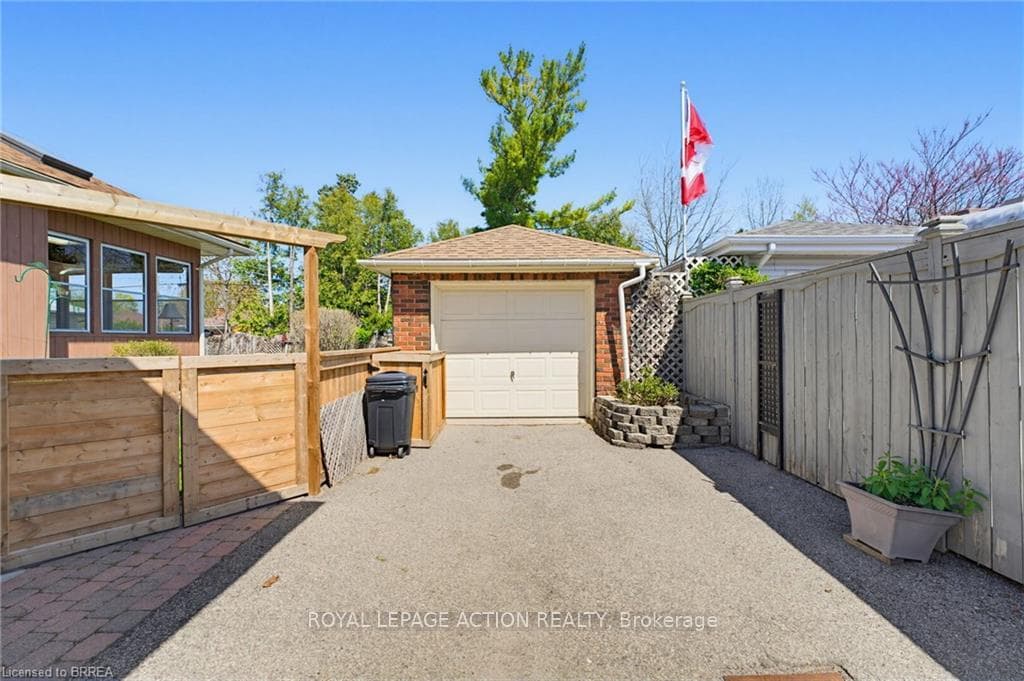90 Henderson Avenue photo 2