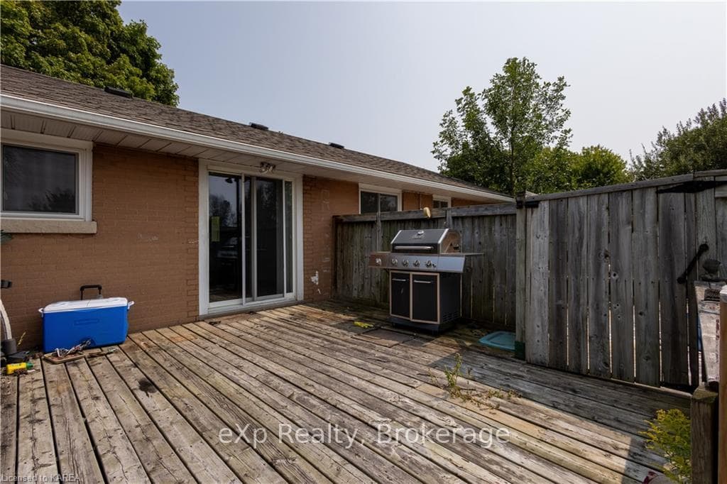 498 CORONATION Boulevard photo 20