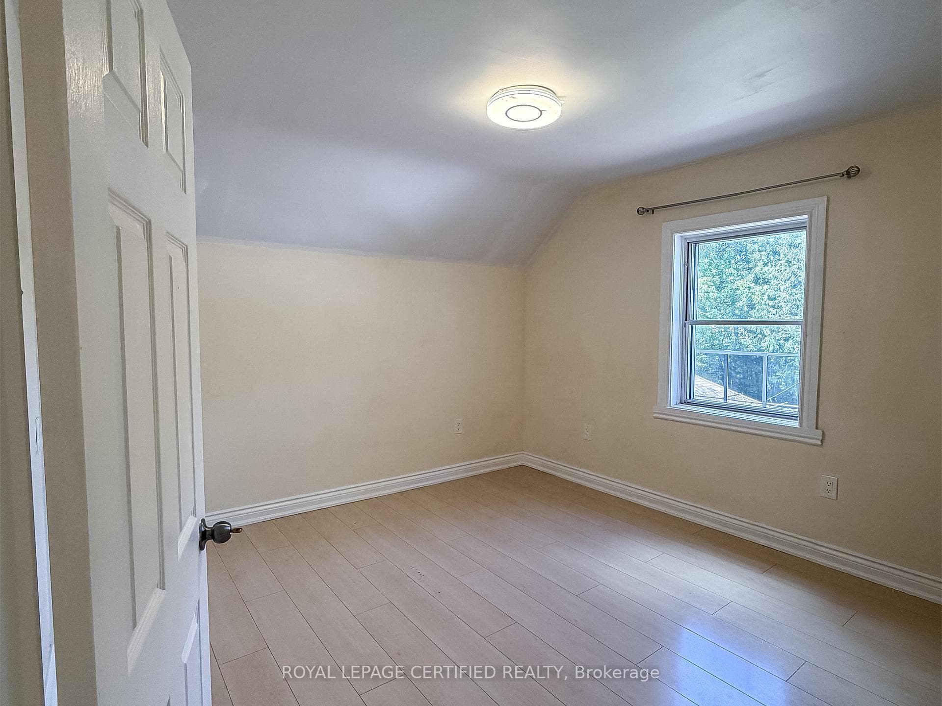 148 Belgravia Avenue Unit Upper photo 8