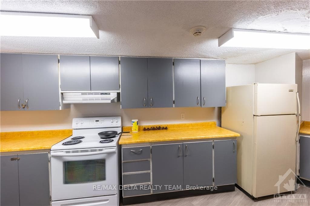 1380 PRINCE OF WALES Drive Unit 1707 photo 27