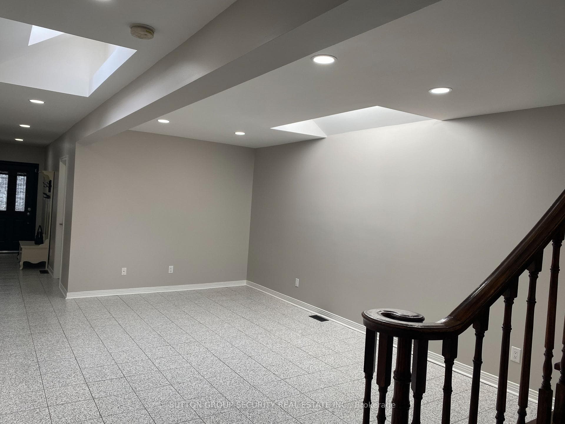 482 Westmount Avenue photo 9