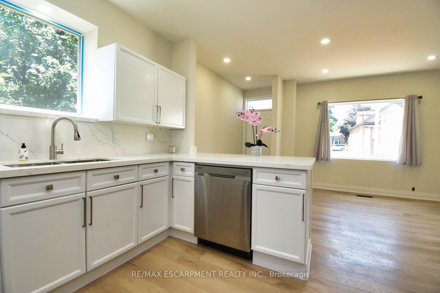 126 Evans Street photo 6
