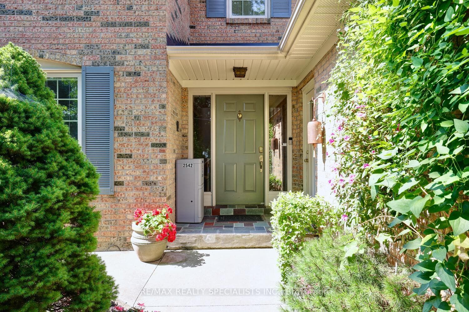 2542 King Richards Place photo 2