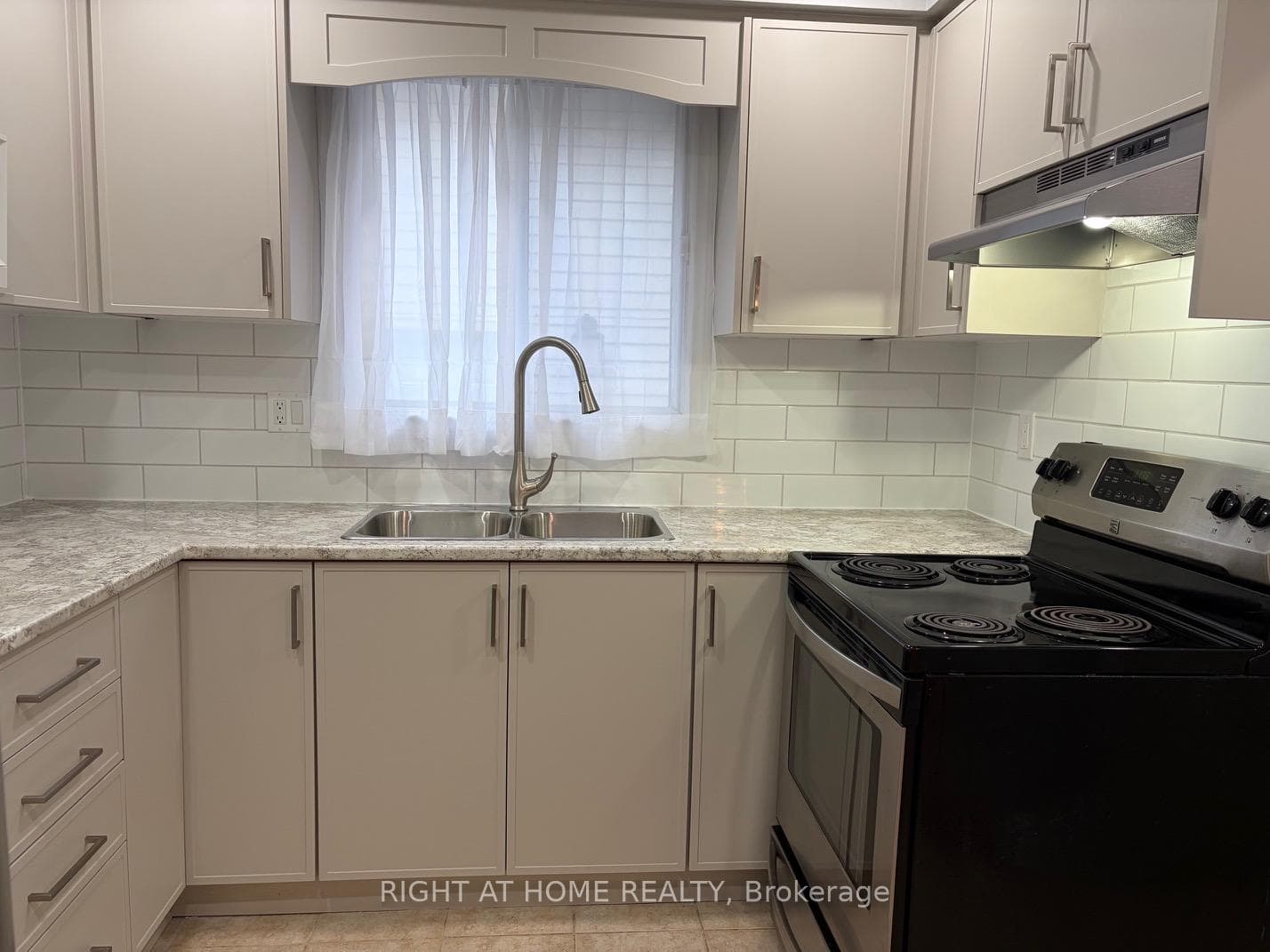 101 Romy Crescent photo 11