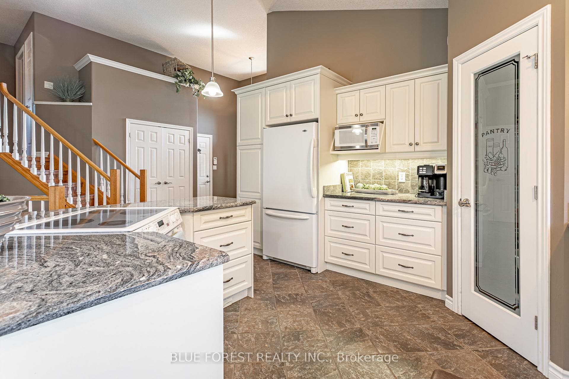 34 Hillview Drive photo 7