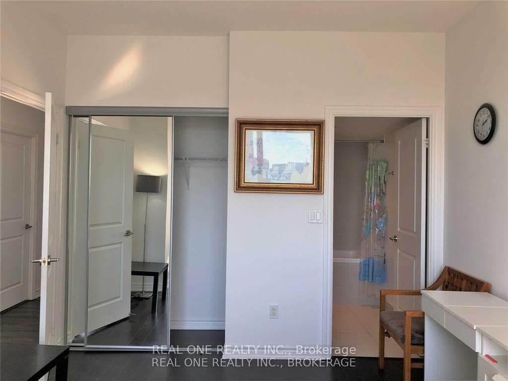 386 Yonge Street Unit 4010 photo 23