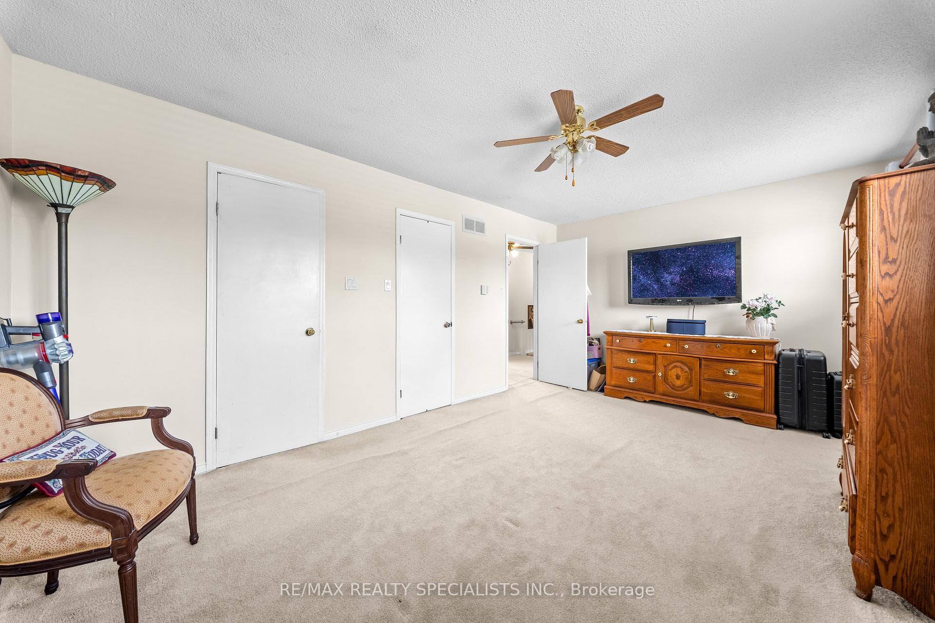 1004 Queensbridge Drive photo 20