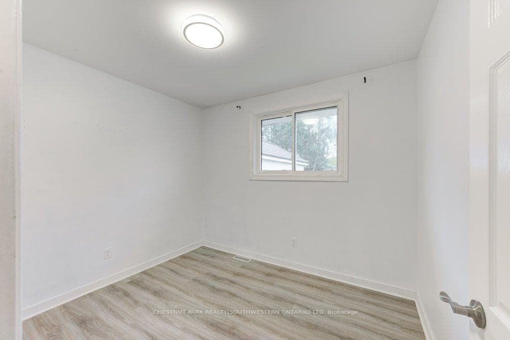 176 Wellesley Crescent photo 17