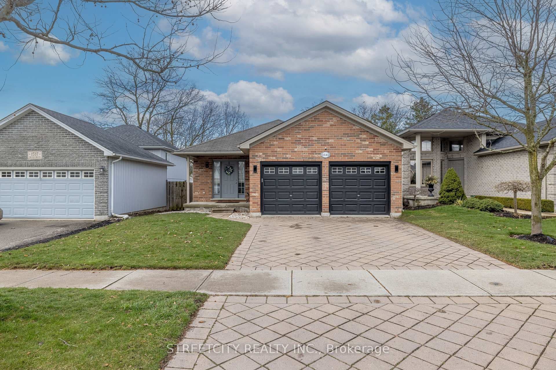 1541 Devos Drive photo 1